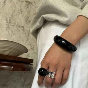 Set gioielli minimal in resina con bracciale nero e anello scultoreo in metallo argento
