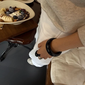Bracciale rigido in resina nera minimalista e anelli coordinati in stile lifestyle