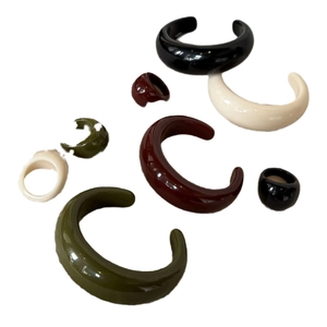 Set gioielli minimalista in resina con bracciali rigidi colorati e anelli tondi coordinati
