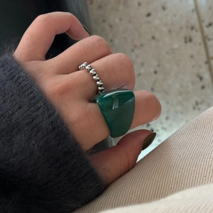 Französisches Retro Smaragdgrün Harz Ring Set mit silbernem Perlen Metallband an Hand