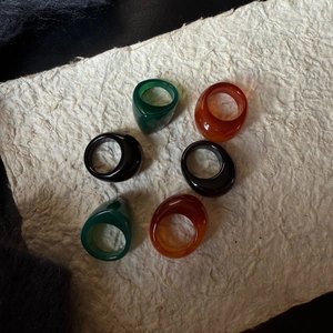 Französische Retro-Resin-Achat-Ringe im Set in Schwarz Grün und Amber-Farben