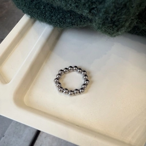 Nahaufnahme eines polierten Silberperlenrings mit minimalistischem Industriedesign