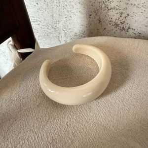 Minimalistisches breites Harzarmband in elegantem Cremeweiß mit Glanzfinish
