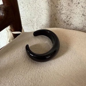 Minimalistisches dickes schwarzes Harz-Armband mit hochglanzpolierter Oberfläche