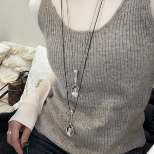 Collar largo minimalista de cordón negro con un creativo colgante de cuchara de metal sólido