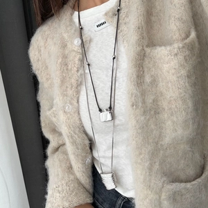 Detail einer minimalistischen zweischichtigen langen Kette mit Parfümflaschen-Anhängern