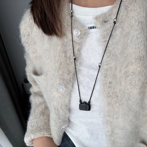 Minimalistische lange schwarze Halskette mit Parfümflaschen-Anhänger am Model