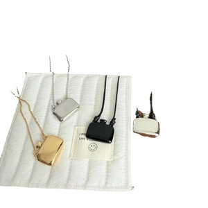 Minimalistische Parfümflaschen-Halsketten in Gold, Silber und Schwarz mit Kordeln