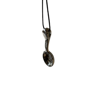 Collar minimalista con colgante de cuchara plateada y cordón negro con acabado espejo