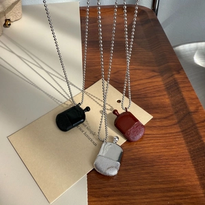 Minimalistische Flachmann-Anhänger in Schwarz, Rot und Silber mit Metallperlenketten