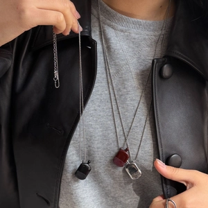 Minimalistische Flachmann Anhänger Halsketten in Schwarz Rot Silber mit langer Kette