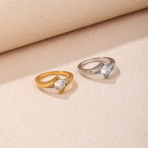 Bague en Acier Inoxydable Zircon Luxe Léger Zirconium Rond Design Croisé Asymétrique Cadeau Bijoux Femme