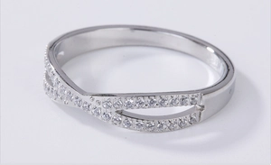 Macro-opname van gedraaide zilveren ring met micro-pave zirkoniasteen voor dames