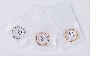Gedetailleerd overzicht van eenvoudige metalen ringen in zilver, roségoud en goud