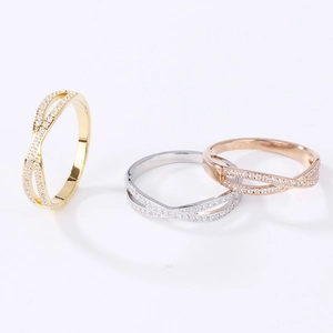 Set van drie stapelbare crossover ringen in goud zilver en roségoud met pavé zirkonia