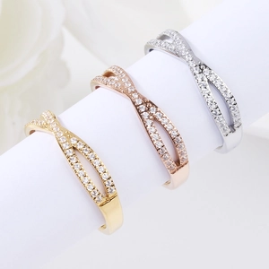 Elegante gedraaide zirkonia ringen in goud, roségoud en zilver voor koppels set