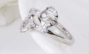 Détail macro d'une bague argentée torsadée sertie de pierres en zircone cubique pavées