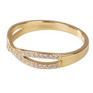 Elegante gouden gedraaide dubbellaagse ring met briljante pavé zirkonen op witte basis