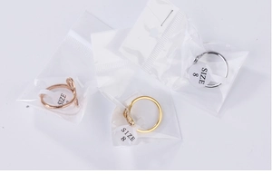 Détail de bagues en or, argent et or rose taille 8 présentées en emballage individuel