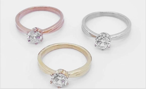 Ensemble de trois bagues solitaires à six griffes en finitions or rose, argent et or