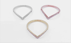 Drei V-förmige Ringe in Silber, Roségold und Gold mit Pavé-Zirkonia in Rosa-Farbe