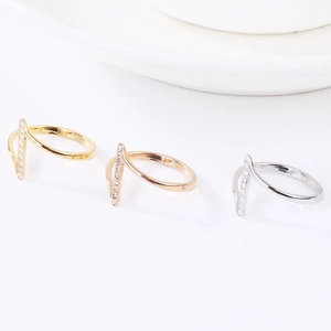 Minimalistische Wellenringe in Gold, Roségold und Silber mit funkelnden Zirkonias