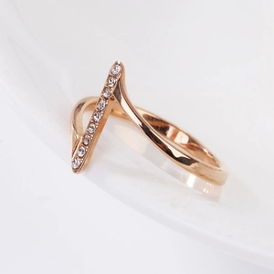 Minimalistischer roségoldener Z-Ring mit Mikro-Kristallen auf weißer Keramikfläche
