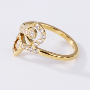 Bague dorée élégante au design entrelacé sertie de zircons cubiques brillants