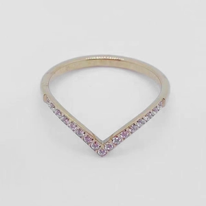 Eleganter roségoldener V-Ring mit herzförmigen rosa Kristallen und poliertem Finish