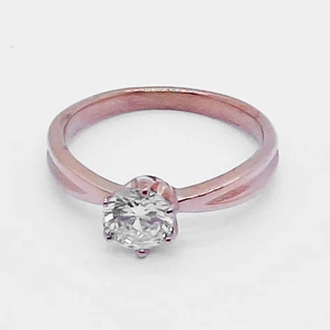 Bague classique en acier titane plaqué or rose avec un solitaire serti à six griffes