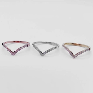 Drei stapelbare V-Ringe aus Titanstahl in Roségold, Gold und Silber mit Zirkonia-Steinen