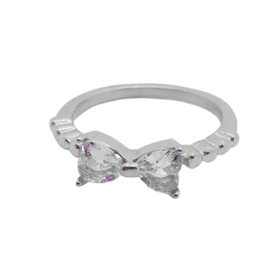 Bague élégante en argent avec nœud orné de zircons en forme de cœur sur métal poli