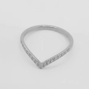 Eleganter V-förmiger Ring aus Titanstahl in Roségold mit funkelnden Mikrozirkonia Steinen