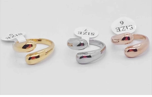 Detailansicht der Tropfenringe in Gold, Silber und Roségold mit poliertem Finish