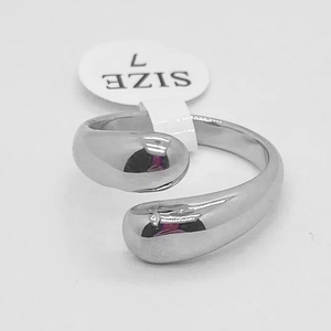 Polierter silberner Bypass Ring mit minimalistischem doppelten Wassertropfen Design