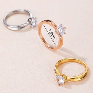 Dreiteiliges Set eleganter Sechs-Krallen-Diamantringe in Silber, Gold und Roségold-Optik