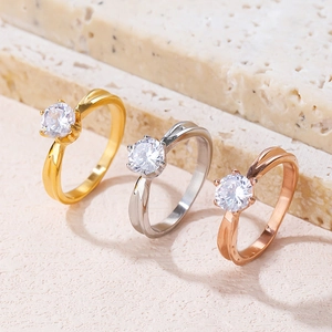 Dreiteiliges Set aus Sechs-Zinken-Ringen in Gold, Silber und Roségold mit Rundsteinen