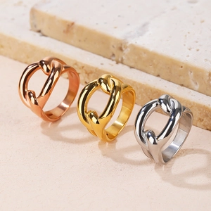 Dreiteiliges Kettenring-Set in Roségold, Gold und Silber auf Stein präsentiert