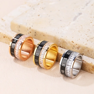 Ensemble de trois bagues en acier titane avec chiffres romains et zircone cubique