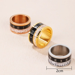 Bague rotative en acier titane avec chiffres romains et zircons en trois couleurs