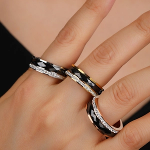 Set di 3 anelli in acciaio al titanio color oro, argento e rosa con ceramica nera sfaccettata