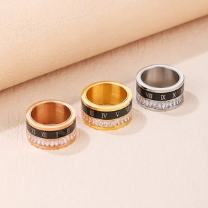 Bague rotative en acier titane avec chiffres romains et rangée de pierres zircon