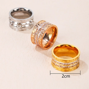 Anello largo a doppio strato in titanio oro rosa con motivo greco e zirconi cubici
