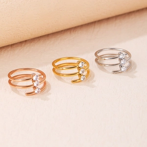 Drei Ringe in Roségold, Gold und Silber mit dreilagigem Design und Zirkonia Steinen