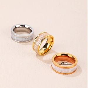 Bague minimaliste en zircon et acier titane disponible en argent, or et or rose