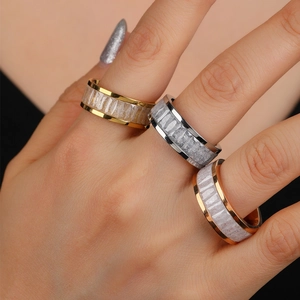 Bagues de luxe en acier titane avec cristaux de zircone en or, argent et or rose