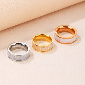 Bagues de luxe en acier titane or rose et argent avec incrustation de pierres