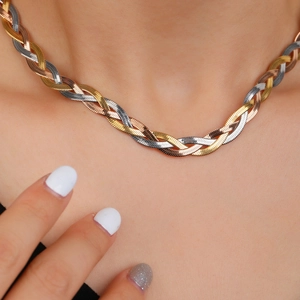 Collier tressé tricolore en acier titane pour femme avec chaîne serpent et fini miroir
