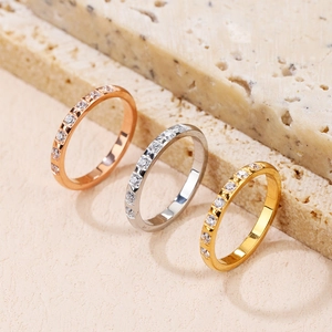 Ensemble de trois bagues en acier titane or argent et rose avec zircons micro-pavés