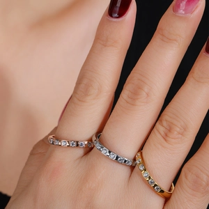 Ensemble de trois bagues empilables en acier titane avec pavé de zircons multicolores